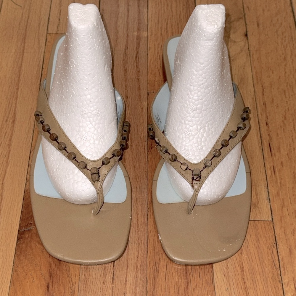 Liz Claiborne Tan leather wood Beads Flip Flops Sz 8.5 Villager Thong Sandals